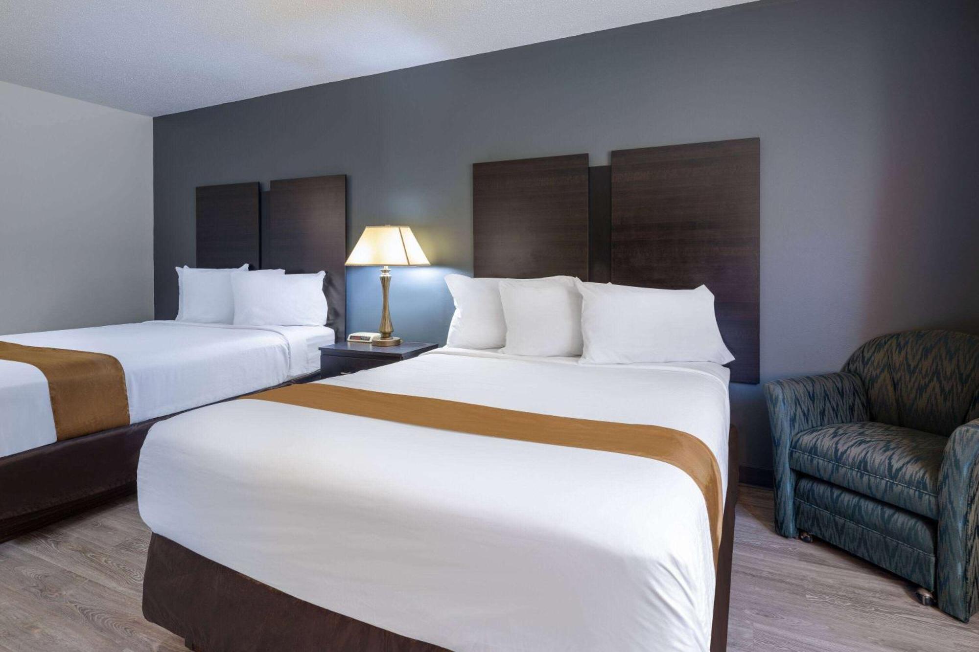 Travelodge By Wyndham Merrill Εξωτερικό φωτογραφία