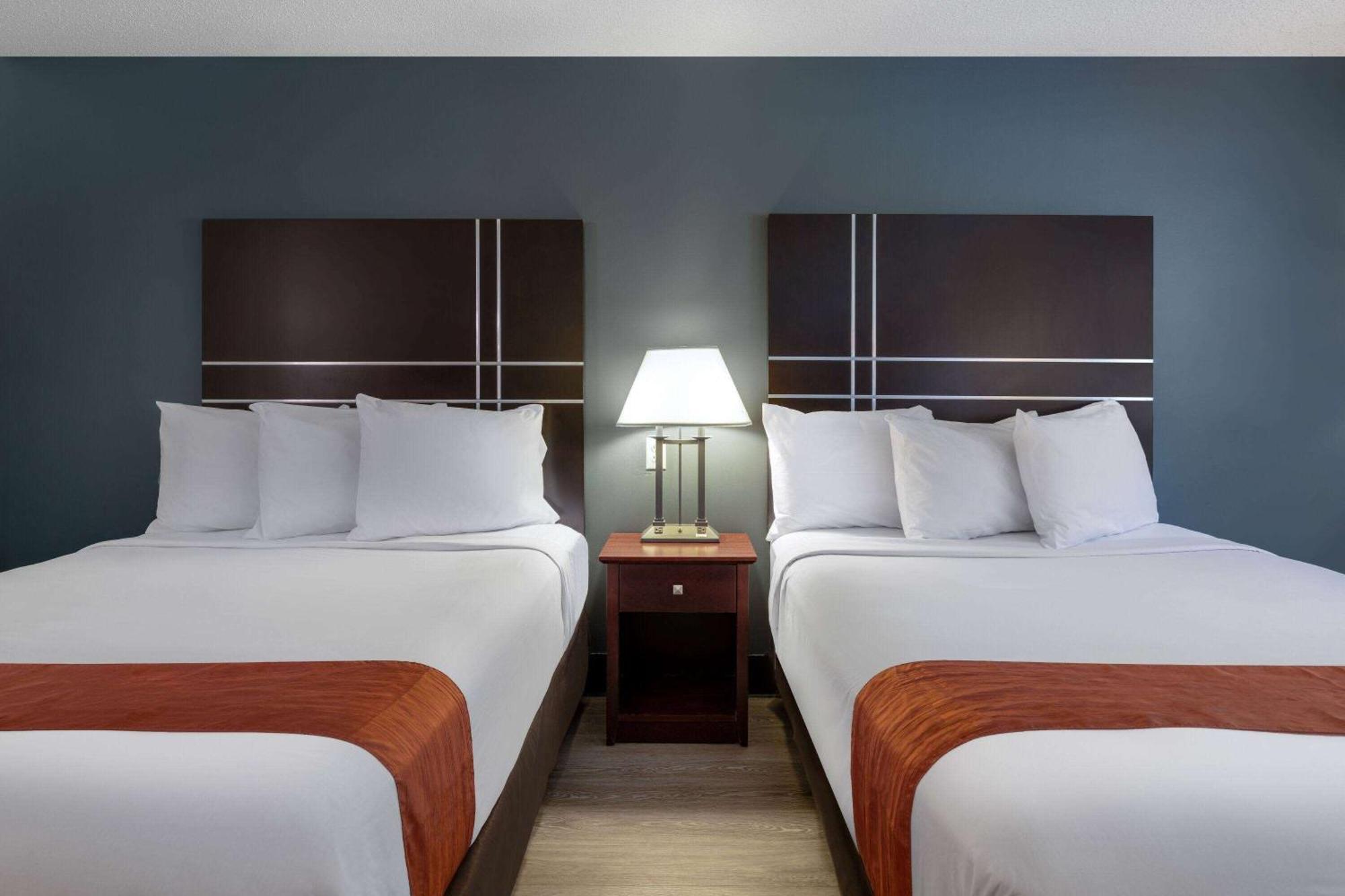 Travelodge By Wyndham Merrill Εξωτερικό φωτογραφία