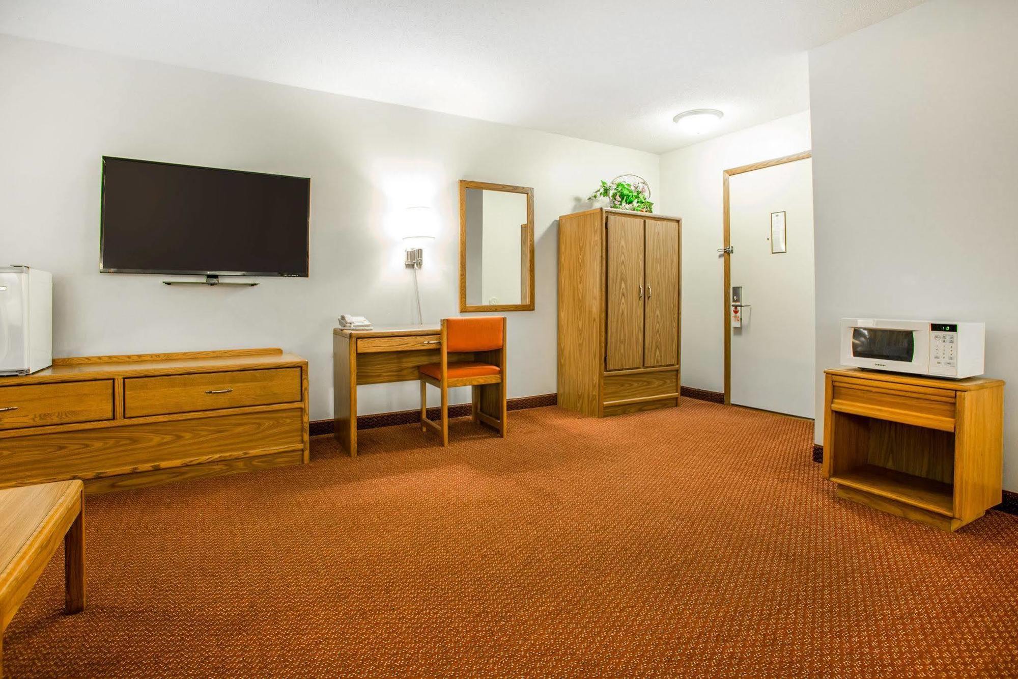 Travelodge By Wyndham Merrill Εξωτερικό φωτογραφία