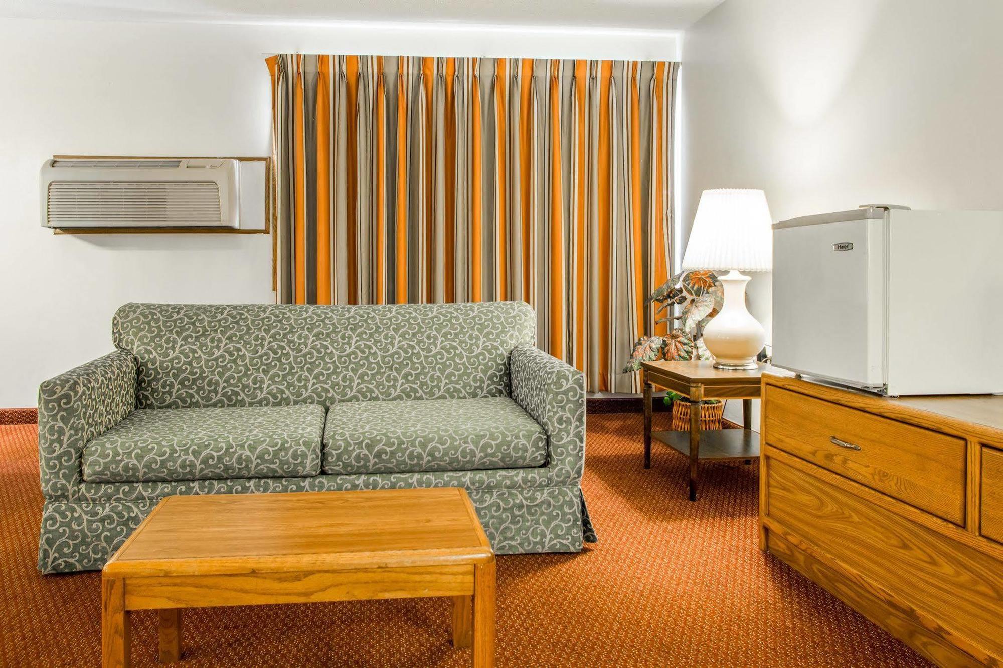 Travelodge By Wyndham Merrill Εξωτερικό φωτογραφία