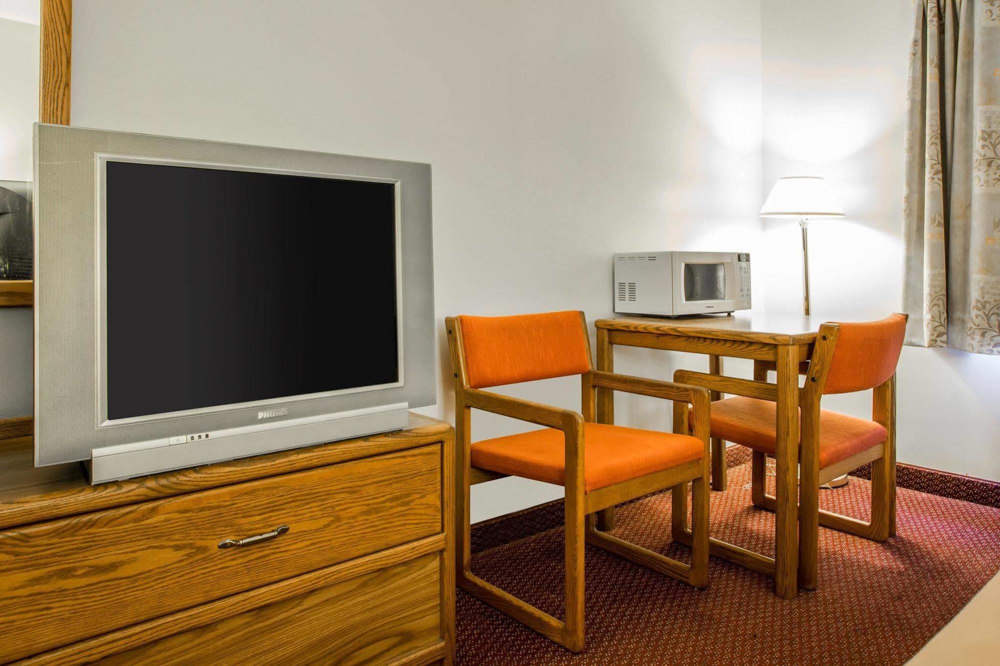 Travelodge By Wyndham Merrill Εξωτερικό φωτογραφία