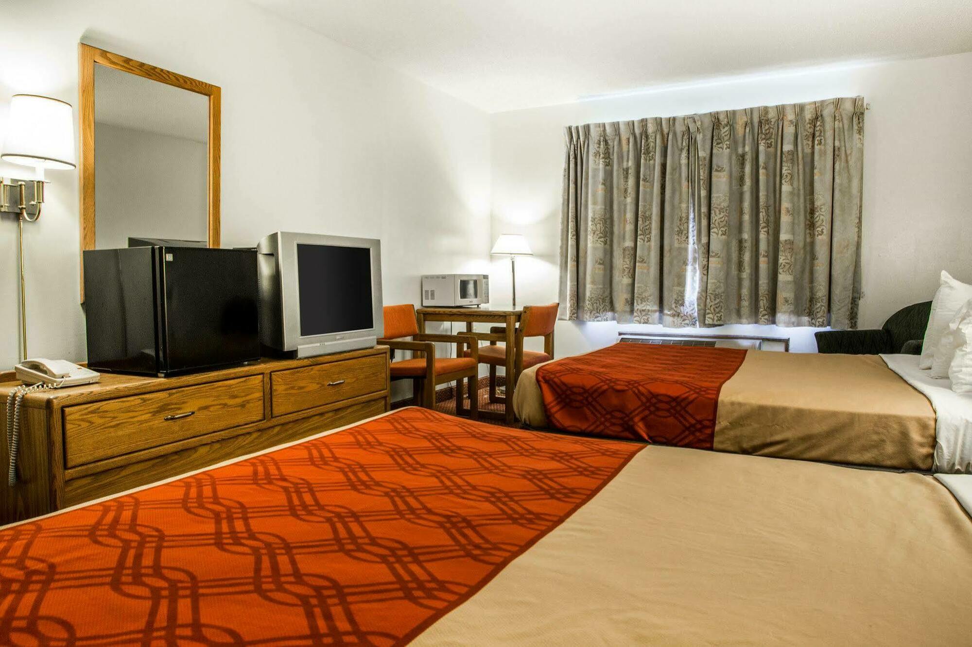 Travelodge By Wyndham Merrill Εξωτερικό φωτογραφία